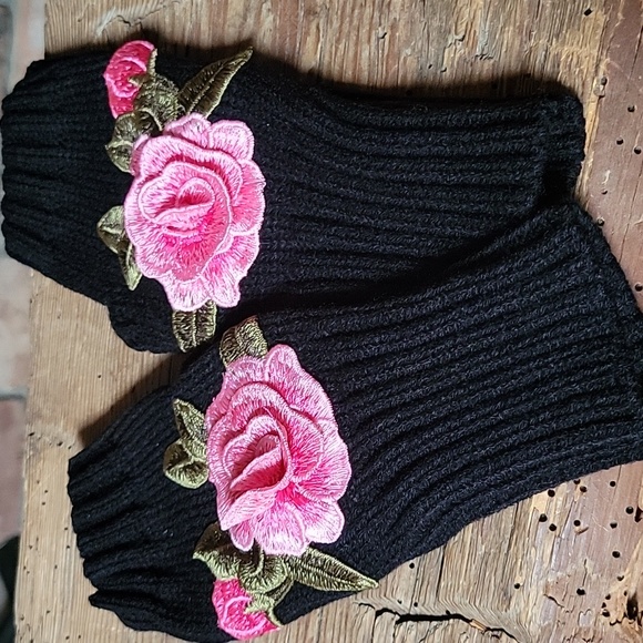 🔥LAST PAIR🔥 EMBROIDERED ROSE APPLIQUE FINGERLESS GLOVES - Picture 3 of 6